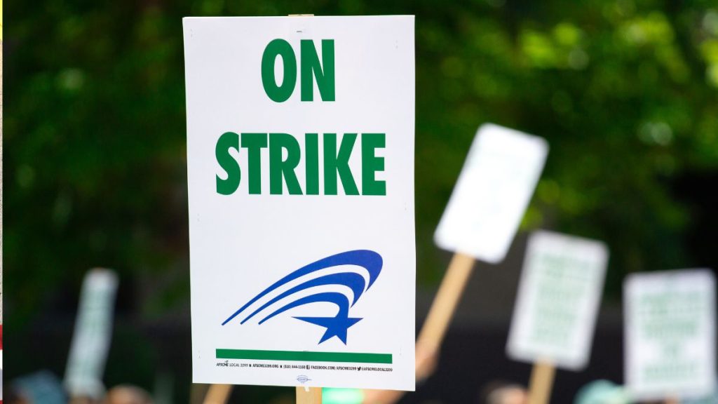 The Impact of Sector Strikes and Labor Crises on Personal Finances in Canada and the USA
